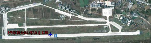 中间那条滑行道拥有应急跑道的功能,类似的还有上海大场机场的滑行道